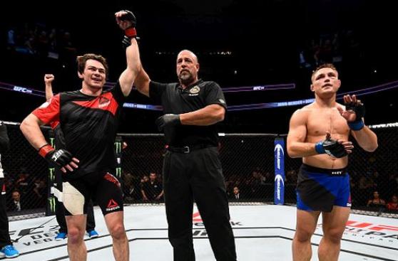 UFC: Max Holloway venció a Anthony Pettis y es campeón interino