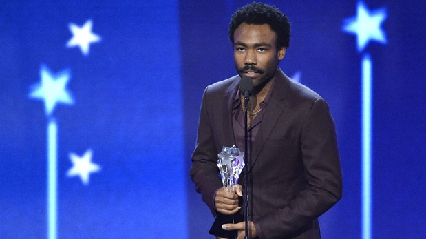 Donald Glover acepta el premio como mejor actor en una serie de comedia por