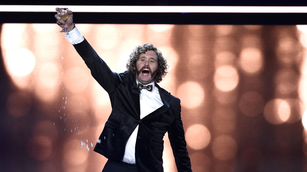El actor y presentador T.J. Miller, da la bienvenida a la 22 entrega de los Critics Choice Awards 2016. (Foto: AFP)