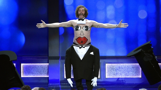 El actor y presentador T.J. Miller, da la bienvenida a la 22 entrega de los Critics Choice Awards 2016. (Foto: AFP)