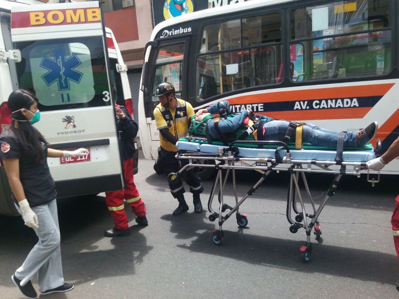 Choque de coasters en Lince dejó diez pasajeros heridos. (WhatsApp El Comercio)