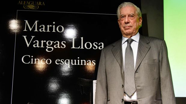 Peruvian writer Mario Vargas Llosa poses before the presentation of his new book 'Cinco  Esquinas' (Five Corners) at the Casa America in Madrid on March 1, 2015. / AFP / Javier SORIANO