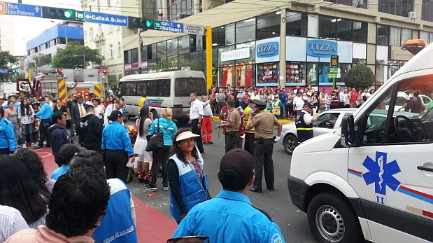 Los heridos quedaron tendidos en medio de la Av. Larco, en Miraflores, a la espera de los bomberos. (WhatsApp / El Comercio)