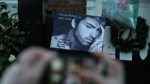 Cientos de personas llegaron al Norte de Londres, donde vivió George Michael, para rendirle tributo. (Foto: AFP)