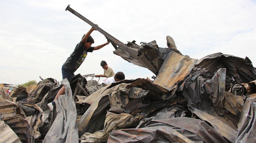 El siniestro ocurrido en los asentamientos humanos en Piura, destruyó 250 viviendas de material rústico, según informó el Indeci. (Foto: Ralph Zapata)