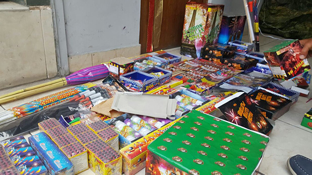 Personal de la Municipalidad de Santiago de Surco decomisó más de 150 kilos de artículos pirotécnicos en las calles del distrito.