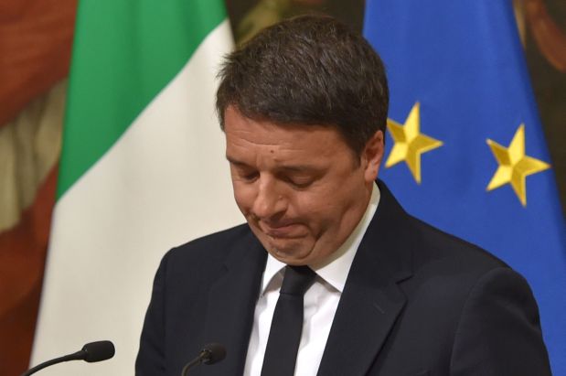 Antes de conocerse los resultados oficiales, Renzi se dirigió al pueblo italiano para anunciar su dimisión. (AFP)