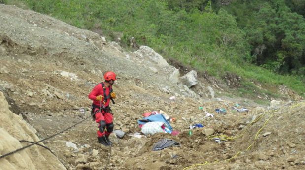 Al sector del accidente en el Vraem llegaron bomberos del distrito de Kimbiri. (Foto: Jorge Quispe)