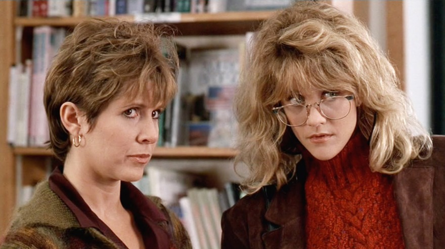 Carrie Fisher junto a Meg Ryan en una escena de la aclamada comedia 