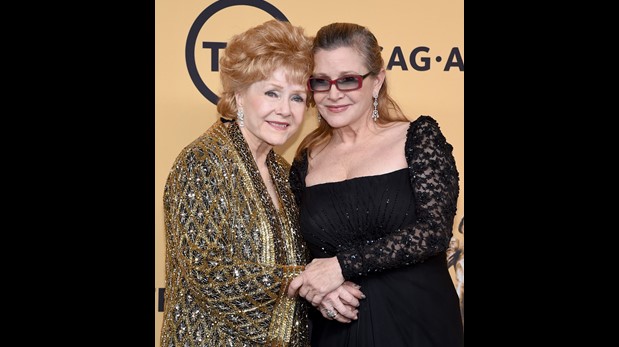 Debbie Reynolds y Carrie Fisher durante los Screen Actors Guild Awards en enero de 2015. (AP)