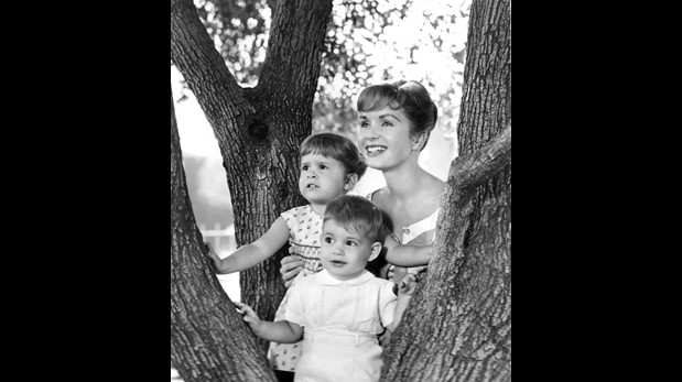 Debbie Reynolds al lado de sus hijos Carrie y Todd Fisher, cuando eran pequeños. (Foto: Facebook)