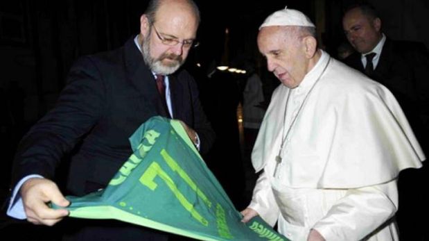 Papa Francisco recibió camiseta del Chapecoense en el Vaticano