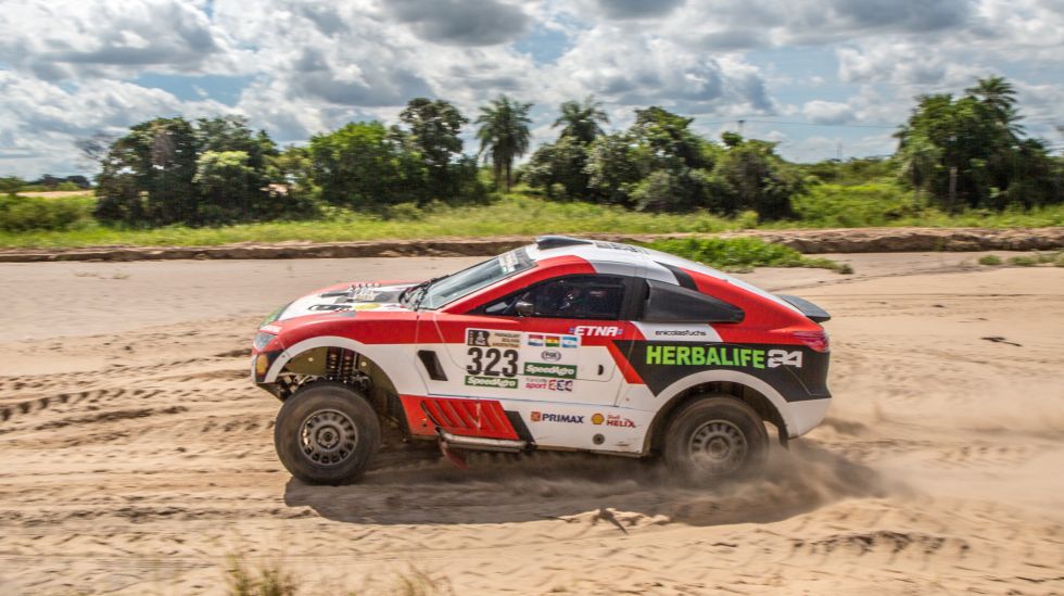 Nasser Al-Attiyah corre por primera vez con una Toyota Hilux. (Foto: Red Bull)