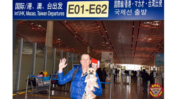 Dion Leonrad y Gobi despidiéndose de Beijing, China.