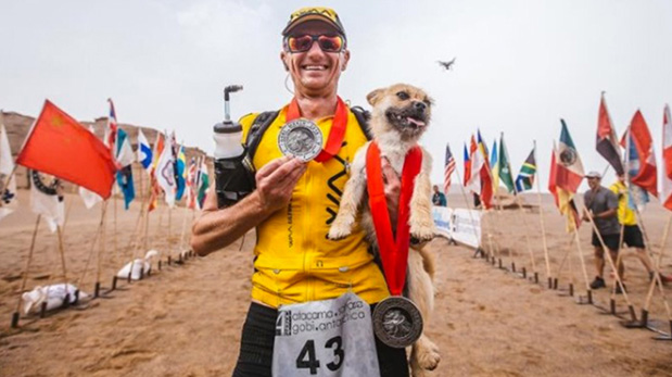 Dion Leonrad y Gobi tras finalizar la ultra maratón del Desierto de Gobi, en China.