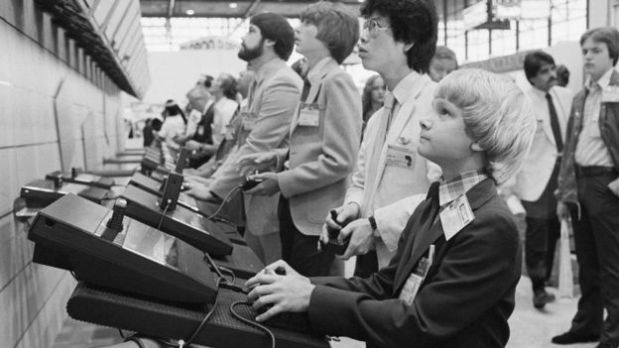 En esta imagen de 1983 el productor de videojuegos Rawson Stovall, de entonces tan solo 11 años, prueba un juego en el CES. (Foto: BETTMANN/ GETTY IMAGES)