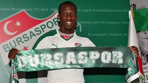 Luis Advíncula no desea volver al Bursaspor de Turquía