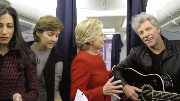 Noviembre del 2016. Bon Jovi, Hillary Clinton y miembros de su equipo de campaña posaron para el reto del maniquí, en el jet de la excandidata. (Foto: Twitter @HillaryClinton)