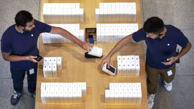 El iPhone continúa siendo un producto muy popular, a pesar de que en 2016 cayeron las ventas por primera vez en su historia. (Foto: Getty Images)
