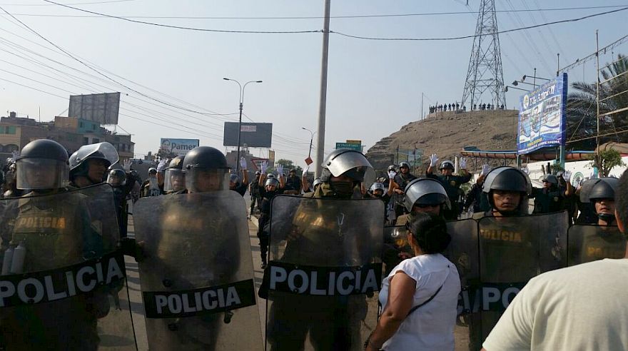El cerco policial ha obstruido el pase de la manifestación a la altura de Las Tres Ruedas, en Puente Piedra. (Gladys Pereyra)