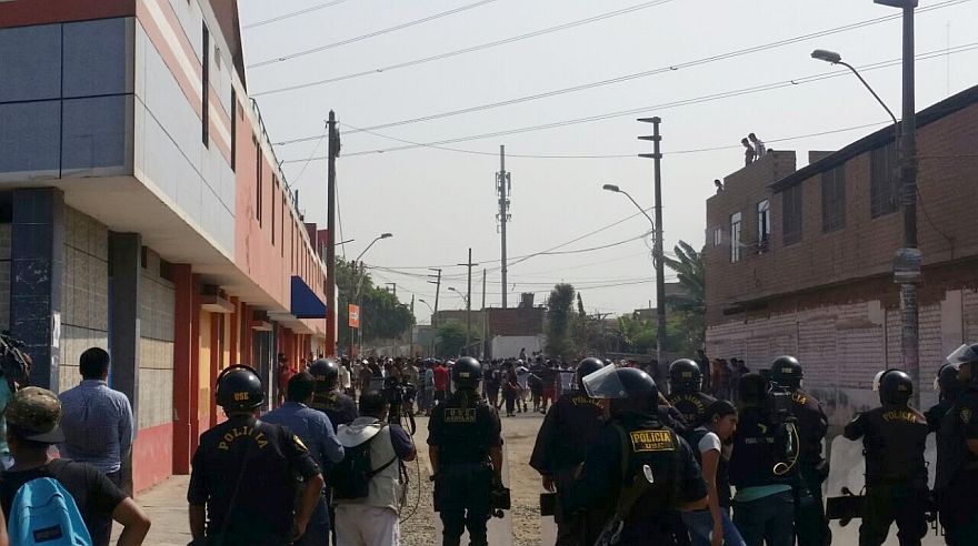 La policía ingresó a las calles aledañas a la Panamericana Norte en el sector Las Tres Ruedas de Puente Piedra. (Gladys Pereyra)