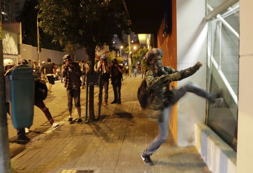 Brasil. Algunos encapuchados llegaron a saquear agencias bancarias y tiendas al final de la manifestación. (Foto: AP)