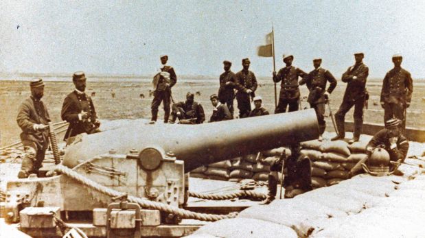 Soldados chilenos retratados en 1881 con la batería Alfonso Ugarte. Durante la batalla de Miraflores, la batería combatió contra las naves chilenas, entre ellas, el monitor Huáscar, capturado en octubre de 1879 en el Combate de Angamos. (Foto: Archivo Renzo Babilonia)