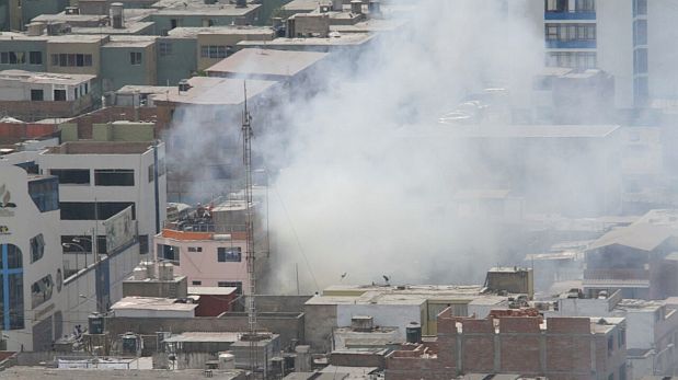 El incendio empezó al mediodía en una casona en el Jr. Iquique, en Breña. (WhatsApp / El Comercio)