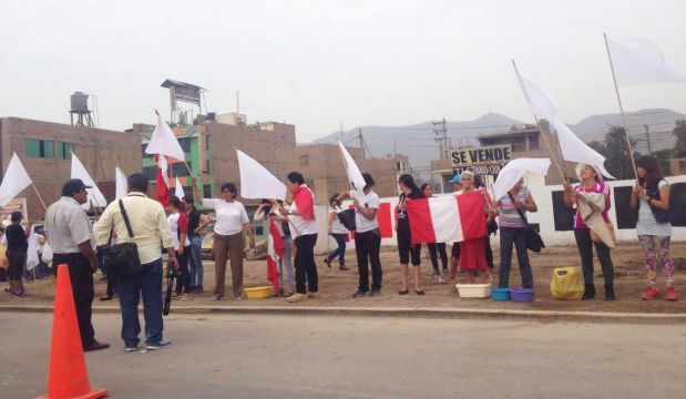 Vecinos de Puente Piedra realizaron un acto de lavado de banderas para reafirmar su rechazo a las nuevas casetas. (El Comercio)