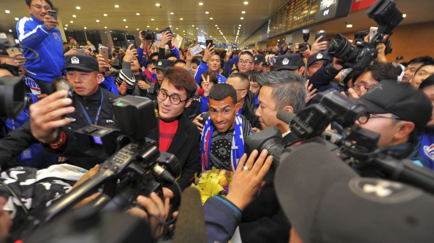 Carlos Tevez desató locura de hinchas en aeropuerto de Shanghái [FOTOS]