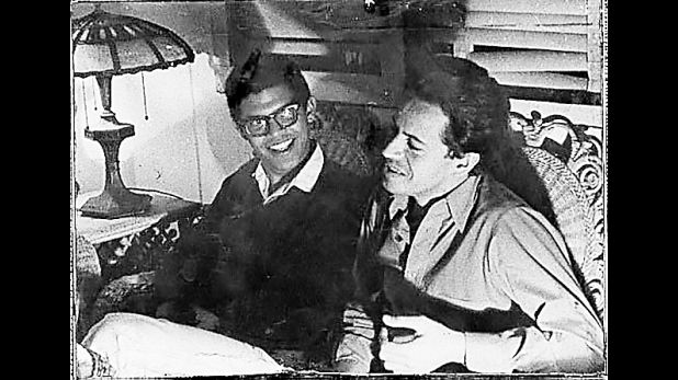 Una foto histórica con su gran amigo, el poeta César Calvo. (Foto: Archivo El Comercio)