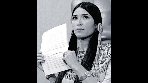 1973. Marlon Brando rechazó el Óscar a Mejor Actor por “El padrino”. Sashim Littlefeather, activista de los derechos de los indios americanos, avisó su decisión.