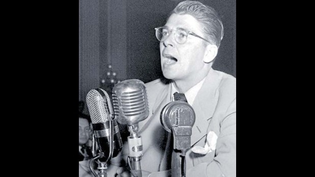 1947, cuando Ronald Reagan era actor. Él colaboró activamente en la cacería de comunistas en Hollywood. Reagan se convirtió en presidente de EE.UU. en 1981.