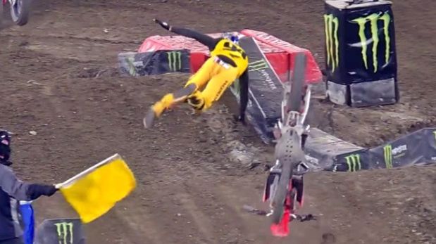 Motociclista Ken Roczen protagonizó espectacular caída en Supercross 