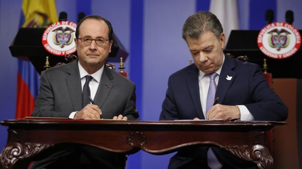 Francois Hollande cumple una visita oficial en Colombia desde el domingo. Allí destacó el proceso de paz alcanzado por Juan Manuel Santos y las FARC  (Foto: AP)