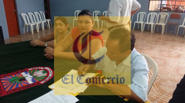 El preciso momento en el que Melcochita se casa con Monserrat Seminario. (Foto: El Comercio/Ralph Zapata)