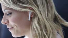 Los auriculares inalámbricos se están haciendo muy populares, principalmente luego de que Apple lanzara este modelo con su último iPhone. (Foto: Getty Images)