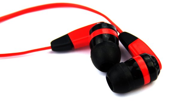 Muchas personas prefieren la calidad del sonido de los auriculares con cables. (Foto: THINKSTOCK)