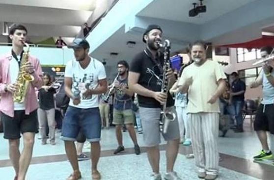 Facebook: orquesta interpreta "La Bilirrubina" en aeropuerto