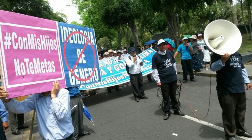 Marcha Con mis hijos no te metas bloqueó la Av. Javier Prado