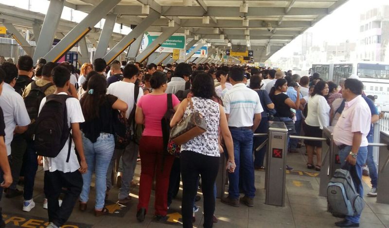 Terminal Naranjal del Metropolitano presenta largas colas en horas punta. (Pierina Chicoma / El Comercio)