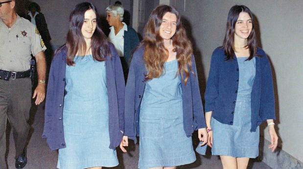 1970. Susan Atkins, Patricia Krenwinkel y Leslie van Houten, camino al tribunal donde serían juzgadas por asesinar a cuatro personas en Beverly Hills. (The Manson Women / www.biography.com)