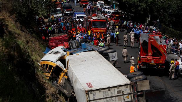 A general view after a crash between a bus and a truck on the outskirts of Tegucigalpa, Honduras, February 5, 2017. REUTERS/Jorge Cabrera