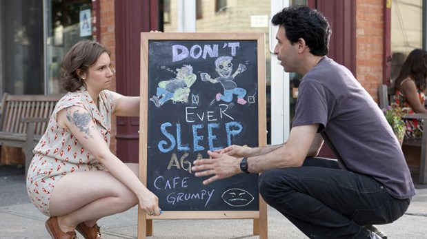Hannah y Ray (Alex Karpovsky), administrador del café Grumpy. La guionista plasmó sus experiencias en la serie. (Foto: HBO)