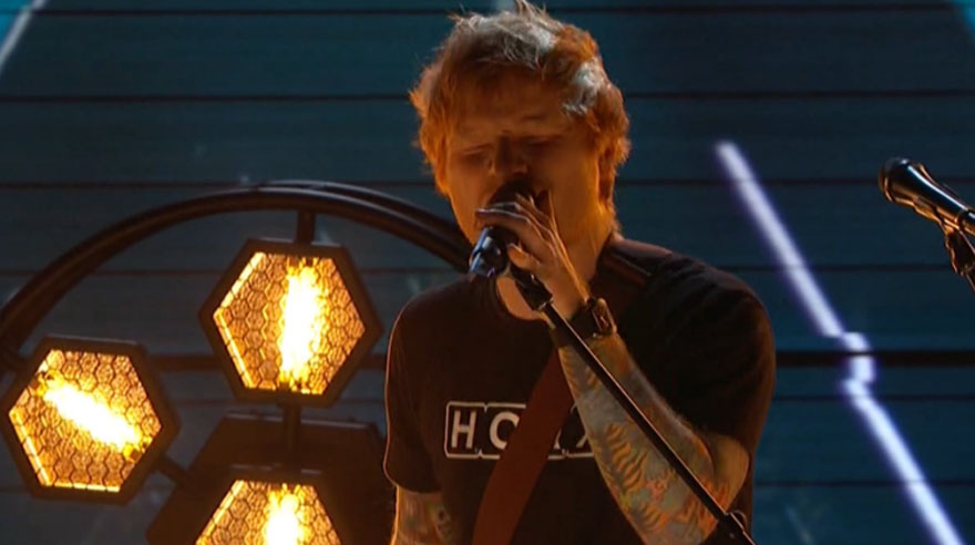 Ed Sheeran cantó en vivo en los Grammy.