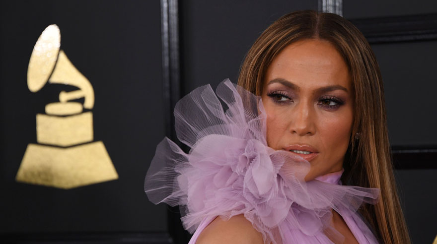 Jennifer López y el vestido que acaparó miradas en los Grammy