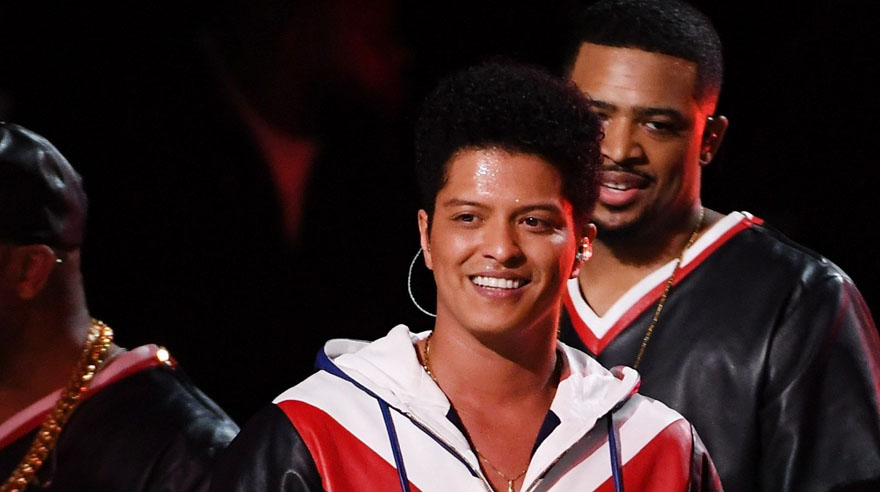 Bruno Mars cantó en los Grammy. (Foto: AFP)