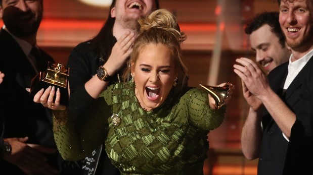 Adele rompe el gramófono para celebrar con Beyoncé. (Foto: AFP)