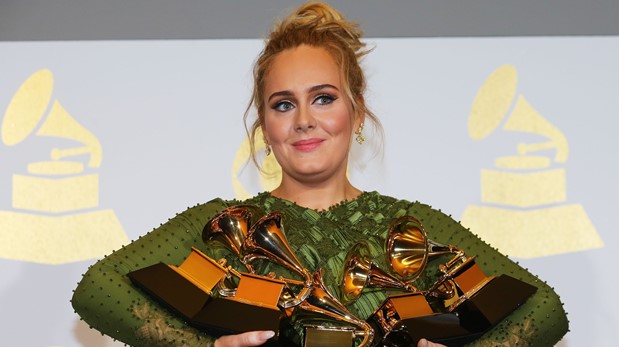Adele con los trofeos que ganó en el Grammy 2017. (Foto: AFP)