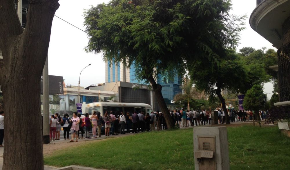 Decenas de pasajeros esperaron ayer por más de media hora para abordar un bus tras cambios en la ruta 209 del corredor Javier Prado - La Marina. (El Comercio)